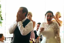 意外的惊喜，黄老板突袭婚礼献唱，为新人献唱！太温馨了！图片