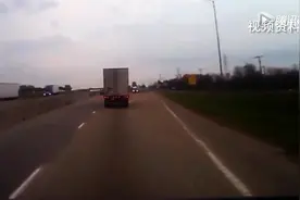 男子高速逆行500公里终出事！大货车竟然被瞬间撞飞！图片