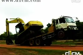 搞笑的挖掘机下车，这技术也是没谁了.....图片