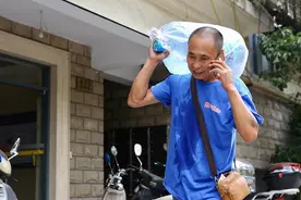 送水工：连续搬运直到腿发软图片