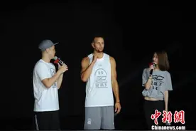 NBA巨星库里现身成都 吃火锅看“变脸”带青少年打球图片
