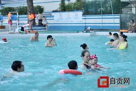 游泳更换衣服 大人带领异性的小孩进入更衣室——好尴尬图片