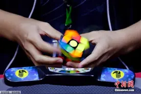 不到6秒复原魔方！全球魔方高手齐聚巴黎拼手速图片