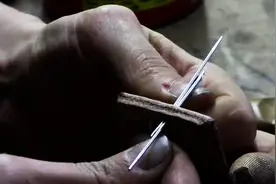 国外牛人手工打磨铝制斧头手柄，斧头外衣做的漂亮！工艺太牛逼了图片