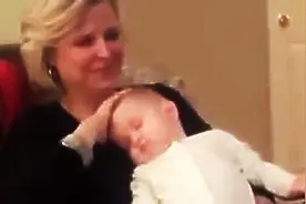 给小宝宝头部按摩一下，小宝宝就快速入睡了，好神奇！图片