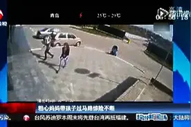 老妈独自带着小孩过马路，真的太危险了！图片