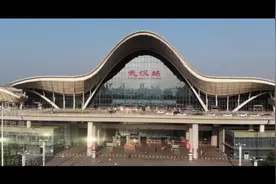 女兵手势舞《听我说谢谢你》隔屏致敬英雄！图片