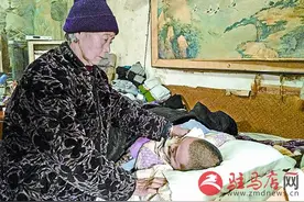 诠释母爱八旬老母照顾瘫痪儿子几十年图片