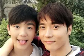 张丹峰与继子同框似复制 吐舌头有爱图片