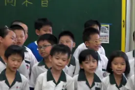 小学期末感恩会：一年级学生现场大合唱《隐形的翅膀》，听着满满感动！视频封面