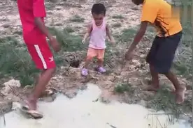 柬埔寨小朋友带妹妹一起抓蛇，抓到后乐开怀了视频封面