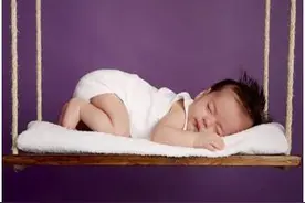 宝宝为什么不肯吃妈妈的奶？图片