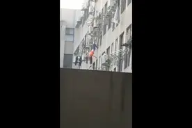 （视频）女子倒挂8楼晾衣架！扬州好人见义勇为合力高空施救图片