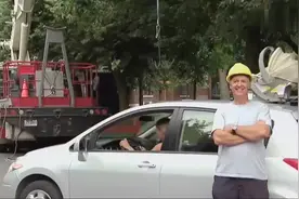 歪果仁街头整蛊儿童车放在车顶，粗心的妈妈就开车走了视频封面