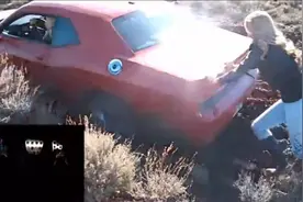 富二代美女开豪车陷泥沼，脱困的方法也真是厉害，衣服都不管了！视频封面