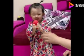 父女俩玩游戏，这一幕太搞笑了图片