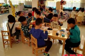 “三八”国际妇女节：北疆幼儿制作爱心项链给奶奶、妈妈图片