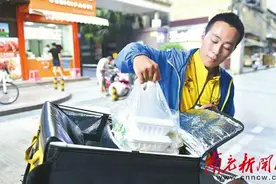 南充高温“超长待机” 外卖小哥满街跑图片