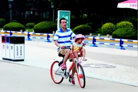 儿童骑行频闹悬 共享单车多重乱象亟待规范图片