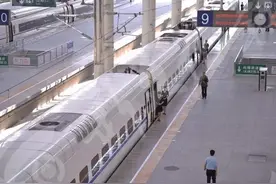 记者体验长白乌铁路列车，全程缩短2小时图片