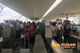 川网记者体验直播：犀浦站地铁动车同台换乘 上厕所需先出站图片