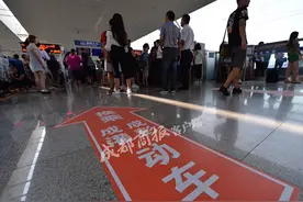 犀浦站动车地铁同台换乘首日：换乘区域不大 长时间等待仍需到大厅图片