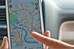 两少女深夜骑电驴上高速路，“我们跟着手机导航走的”图片