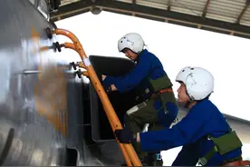 记者进军营丨走进空军驻杭某部 与国产战鹰亲密接触图片