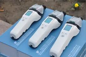 中牟交警添测酒驾新神器 2秒钟测出酒精含量图片