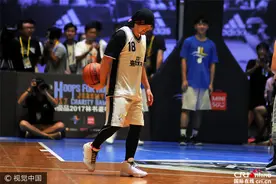 周杰伦绑头巾投篮姿势霸气 运球进攻遭林书豪拦截图片