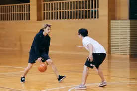 黄子韬变身篮球少年帅气运球 投篮技术相当了得图片