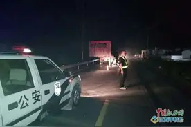 赣县区沙地镇一装满废旧电池重型半挂车着火 交警4小时扑灭图片