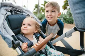 二胎家庭，“一拖二”出门挑什么样的童车图片