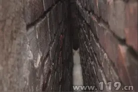 萨摩不幸卡进墙缝 宿迁消防凿墙救犬图片