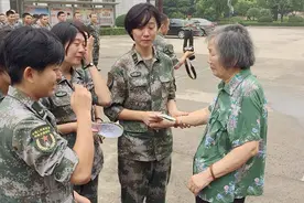 1000双鞋垫、一颗拥军心  平顶山“鞋垫奶奶”绣出拥军情图片