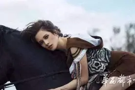 《战狼2》临时加价的女演员是她？名导毛卫宁：嘉雯还是个很不错的孩子图片