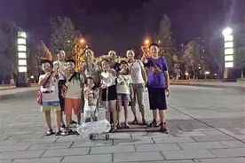 赞！20名孩子街头卖水体验生活图片