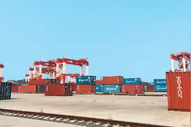 港口“中国造”盛行全球图片