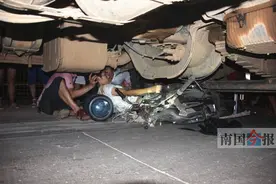 一少女开电动车被卷入泥头车底 脚腕处被压断图片