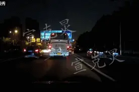 女司机怪导航“太迟钝”，走错路后原地倒车100米图片