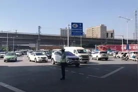 信号灯"罢工"，郑州这个路口堵成"一锅粥" 丨视频图片