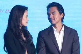 撒狗粮！舒淇活动现场撩发吐舌 获冯德伦目光锁定图片