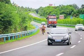 高速路上骑单车 危险！图片
