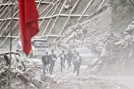 切肤之痛!震后的九寨沟像是被灾难打翻了的“颜料盒”图片