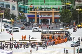 星夜兼程 最后一批游客安全“回家”图片