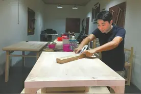 放弃40万年薪 内江小伙回家传承家族技艺当木匠图片