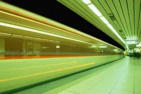 地铁科普系列：世界上最迷人的9个地铁与其地铁站 ─NO.5 法兰克福伯肯黑米尔瓦特地铁站图片