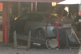 巴黎一男子蓄意驾车冲入餐馆 一名女孩死亡多人受伤图片