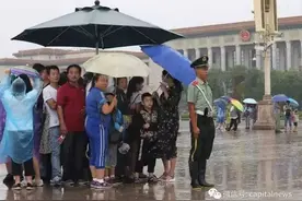 骄傲！天安门广场让伞武警哥刷爆网络！原来他是抚州好男儿～图片