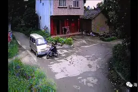 贵港：13岁女孩驾驶摩托车上路 十字路口撞上面包车图片